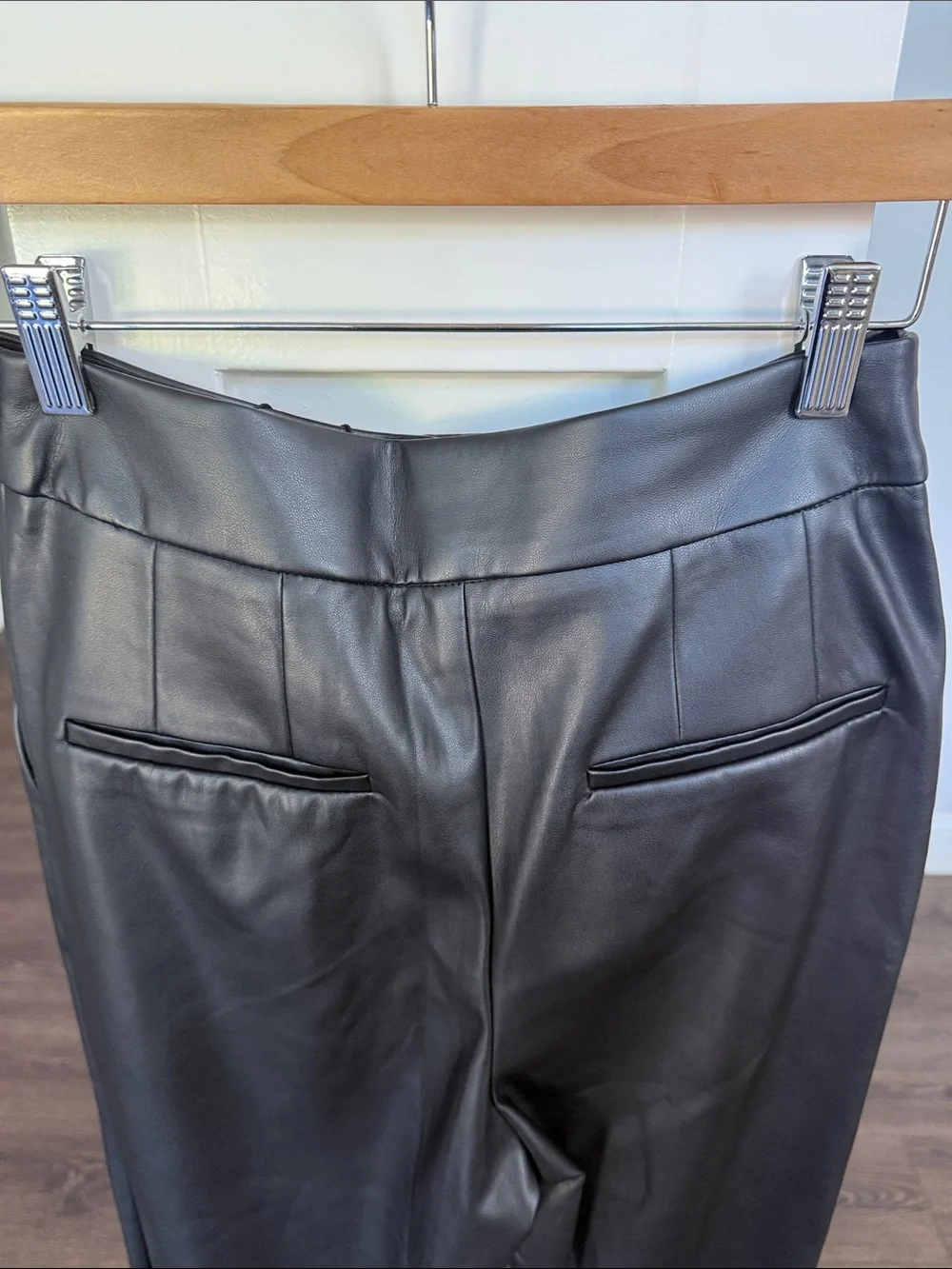 Express NWT Black Faux Leather Pleated Ankle Pants Ladies 4L
